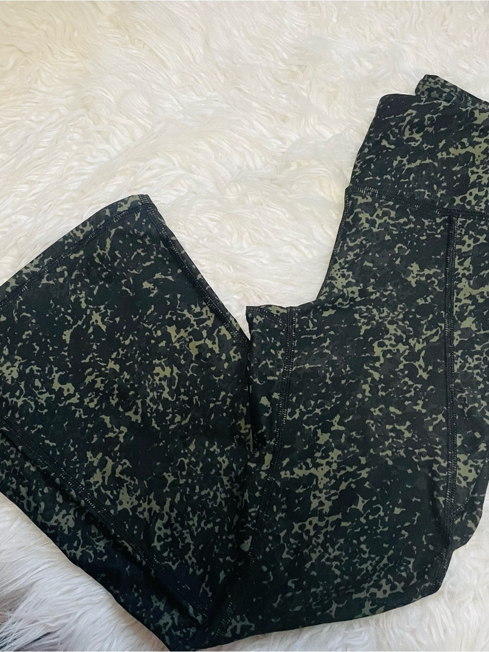 Girls Old Navy Active High-Waist Leggings in Black & Olive Splatter